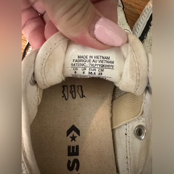 White slip on converse sneaks size 6 - Picture 6 of 6